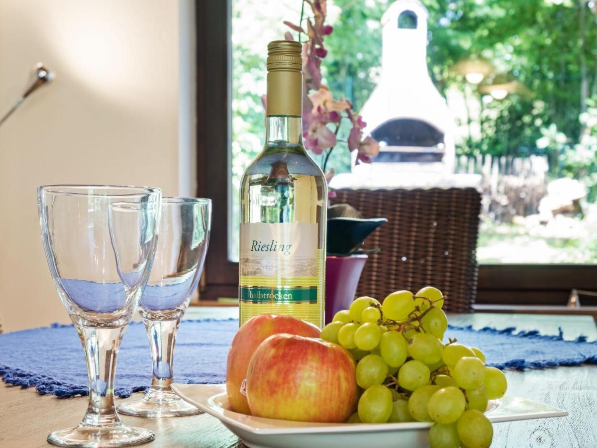 Idyllic Bungalow In Feusdorf With Forest View Camera foto