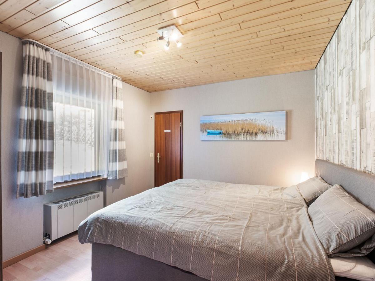 Idyllic Bungalow In Feusdorf With Forest View Camera foto